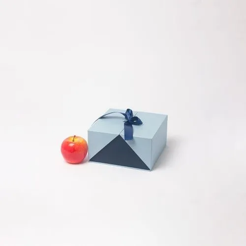 Коробка с откидной крышкой 18х10х18, синий/голубой, дизайнерская бумага, атласная лента